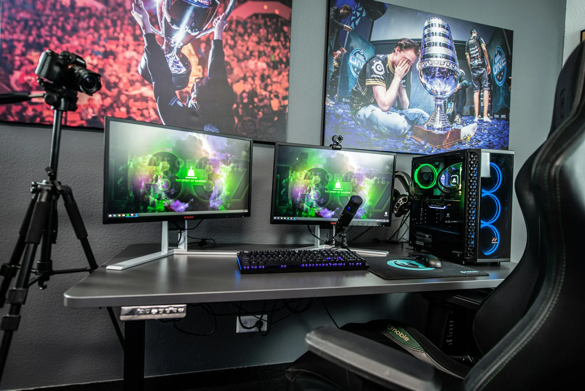 Estación de trabajo gamer con dos monitores y torre iluminada